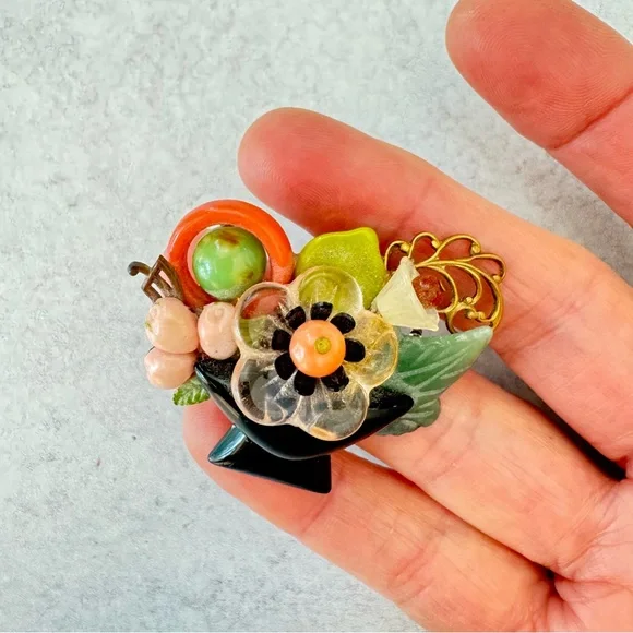 Vintage Novelty Multi Colored Brooch Celluloid? - Picture 4 of 7